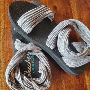 Skechers yoga foam size 7